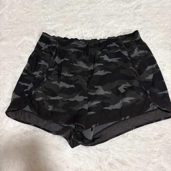 Athleta Women's Printed Mesh Racer Run Shorts 1X - Picture 2 of 4